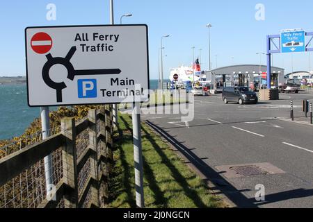 Cairnryan, Dumfries et Galloway, Écosse, Royaume-Uni. Le terminal de la ligne Stena dans le Loch Ryan. Le port est la route principale vers Belfast en Irlande du Nord. Avec un temps de déplacement de 2hr 15 min. Le Stena Superfast V111 est amarré au port. Le ferry de Cairnryan Belfast relie l'Écosse à l'Irlande du Nord Banque D'Images