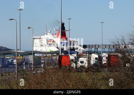 Cairnryan, Dumfries et Galloway, Écosse, Royaume-Uni. Le terminal de la ligne Stena dans le Loch Ryan. Le port est la route principale vers Belfast en Irlande du Nord. Avec un temps de déplacement de 2hr 15 min. Le Stena Superfast V111 est amarré au port. Le ferry de Cairnryan Belfast relie l'Écosse à l'Irlande du Nord Banque D'Images