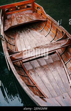 Bateau de pêche en bois sur le lac.Biogradska Gora, Monténégro Banque D'Images