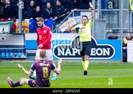 UTRECHT, PAYS-BAS - MARS 20: Arbitre Dennis Higler lors du match néerlandais Eredivisie entre le FC Utrecht et le FC Groningen au Stadion Galgenwaard le 20 mars 2022 à Utrecht, pays-Bas (photo de Geert van Erven/Orange Pictures) Banque D'Images