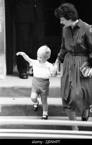 Le prince Harry quitte l'hôpital St Mary, à Londres, après la naissance de la veille, le 16th septembre 1984. Photo : le frère aîné, le Prince William, part après la visite Banque D'Images