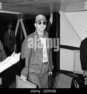 Le chanteur Elton John arrive à l'aéroport d'Heathrow depuis l'Australie, où il a regardé le cricket. 7th février 1983. Banque D'Images