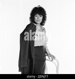 Jill Gascoine, actrice et star de la série télé détective The Gentle Touch and C.A.T.S Eyes, vu dans ce studio tournage à partir de 1984 photo prise le 14th octobre 1984 Banque D'Images