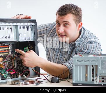 Les jeunes de l'atelier de depannage ordinateur technicien Banque D'Images