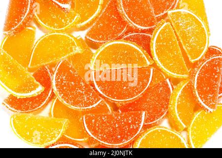 Gelée de fruits savoureuse à la marmelade d'orange, parsemée de sucreries. Bonbons et dessert sucré. Mise au point sélective. Vue de dessus. Banque D'Images