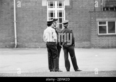 Les policiers regardent Michael Peterson (alias Charles Bronson) manifester sur le toit de l'hôpital Broadmoor. 20th juin 1983. Banque D'Images