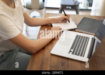 Femme travaillant à domicile pendant une pandémie. Haute qualité et résolution magnifique concept de photo Banque D'Images