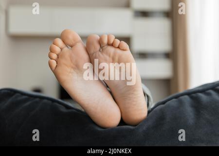 Les pieds des petits enfants s'approchent. Haute qualité et résolution magnifique concept de photo Banque D'Images