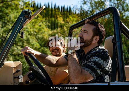 NICOLAS CAGE ET PEDRO PASCAL DANS LE POIDS INSUPPORTABLE DU TALENT MASSIF (2022), RÉALISÉ PAR TOM GORMICAN. Crédit : Lionsgate / Saturn films / Album Banque D'Images
