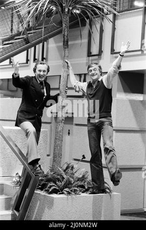 Loin d'être fatigués sont les présentateurs du petit déjeuner TV AM David Frost et Michael Parkinson, comme ils se préparer pour la première émission de TV AM. 31st janvier 1983. Banque D'Images