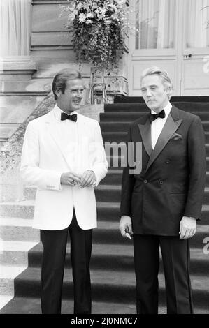 Une vue à tuer 1984 James Bond film, Photocall à l'extérieur du Château de Chantilly en France, jeudi 16th août 1984, Roger Moore en tant que James Bond, MI6 agent 007 et Christopher Walken en tant que Max Zorin. Banque D'Images