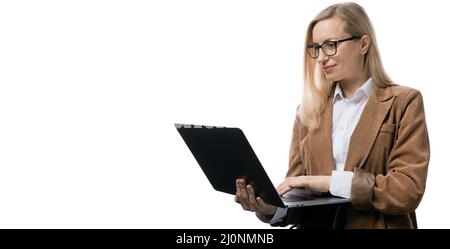 Femme d'affaires avec ordinateur portable en studio Banque D'Images