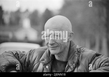 John Hurt filmant près de Lambourn, West Berkshire.il filme, jouant le rôle de Bob Champion, dans le film Champions. Bob Champion a lutté contre le cancer pour gagner le Grand National 1981 sur le cheval Aldaniti. Et c'est le biopic. Voyez d'autres images dans cet ensemble de 3 images, de John Hurd, apparaissant chauve pendant que ses scènes de traitement à l'écran sont filmées. Photo prise le 9th avril 1983 Banque D'Images