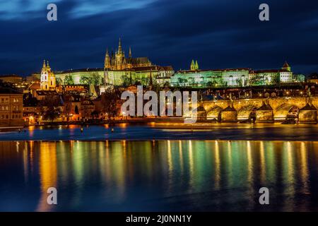 Vue panoramique sur le château de Prague de l'autre côté de la Vltava Banque D'Images