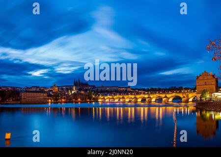 Vue panoramique sur le château de Prague de l'autre côté de la Vltava Banque D'Images