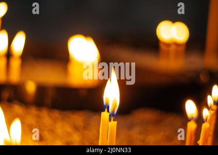 Église d'Odzun. Bougies allumées dans l'église. Magnifique arrière-plan Banque D'Images