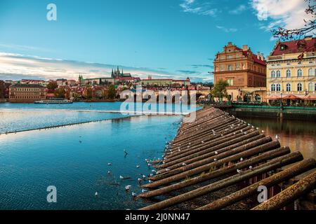 Vue panoramique sur le château de Prague de l'autre côté de la Vltava Banque D'Images