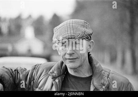 John Hurt filmant près de Lambourn, West Berkshire.il filme, jouant le rôle de Bob Champion, dans le film Champions. Bob Champion a lutté contre le cancer pour gagner le Grand National 1981 sur le cheval Aldaniti. Et c'est le biopic. Voyez d'autres images dans cet ensemble de 3 images, de John Hurd, apparaissant chauve pendant que ses scènes de traitement à l'écran sont filmées. Photo prise le 9th avril 1983 Banque D'Images