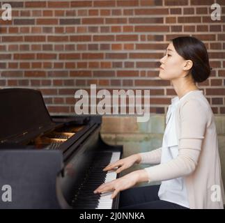 Jouer du cœur. Plan court de pianiste jouant du piano. Banque D'Images