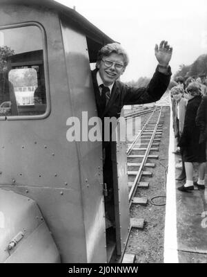 Le pilote John Bainbridge à l'ouverture du train panoramique à voie étroite South Tynedale le 25th mai 1984, qui descend la vallée South Tyne jusqu'à l'arrêt et au retour de la rivière Gilderson. Banque D'Images