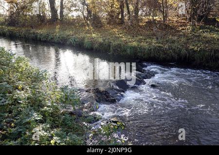 Erft redressé près de Weilerswist, grosses pierres dans le lit de la rivière pour réduire la vitesse de débit Banque D'Images