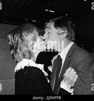 Mary Parkinson se joindra au mari Michael comme co-présentatrice sur « Good Morning Britain » tous les samedis entre 7,00am et 9,15am. Michael Parkinson et Mary Parkinson sont photographiés dans les studios TV-Am. 3rd janvier 1983. Banque D'Images