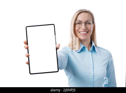 Femme d'affaires tenant un mobile vierge Banque D'Images