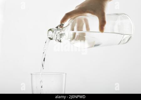 Verser l'eau de la bouteille dans le verre . Haute qualité et résolution magnifique concept de photo Banque D'Images