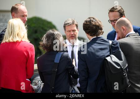 Doha, Qatar. 20th mars 2022. Robert Habeck (Bündnis 90/Die Grünen, M), Ministre fédéral de l'économie et de la protection du climat, s'entretient entre deux réunions avec les membres de la délégation. Habeck est en visite de trois jours dans le golfe Persique. Au Qatar et dans les Émirats arabes Unis (eau), il organise de nombreuses discussions sur les importations possibles d'énergie en provenance des États du Golfe. En conséquence de la guerre d'Ukraine, l'Allemagne veut réduire sa dépendance vis-à-vis des importations d'énergie russe. Credit: Bernd von Jutrczenka/dpa/Alamy Live News Banque D'Images