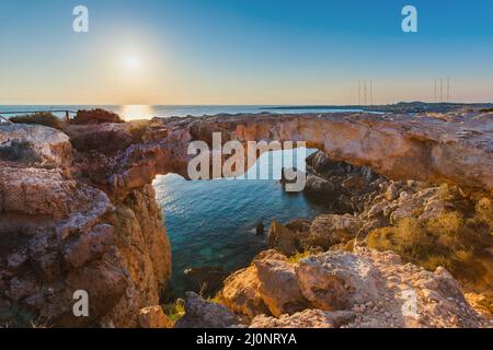 Célèbre pont de pierre Sin au lever du soleil à Ayia Napa Chypre Banque D'Images