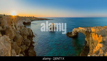 Pont amoureux au lever du soleil à Ayia Napa Chypre Banque D'Images