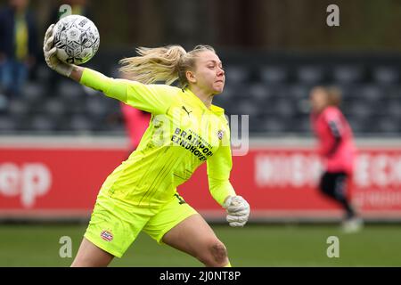 EINDHOVEN, PAYS-BAS - MARS 20: Lisan Alkemade de PSV lors du match KNVB Beker Vrouwen entre PSV et ADO Den Haag au campus de Herdgang de PSV le 20 mars 2022 à Eindhoven, pays-Bas (photo de Hans van der Valk/Orange Pictures) Banque D'Images