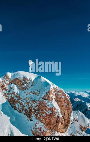 La croix du sommet sur le sommet est de Zugspitze Banque D'Images