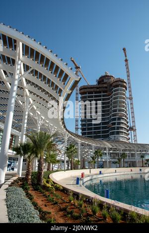 La marina d'Ayia Napa avec des bâtiments d'architecture moderne en construction.Chypre Banque D'Images