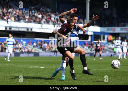 LONDRES, ROYAUME-UNI. 20th MARS Oliver Norburn, de Peterborough, a Uni des batailles pour possession avec André Gray, de Queens Park Rangers, lors du match de championnat Sky Bet entre Queens Park Rangers et Peterborough au Kiyan Prince Foundation Stadium, Londres, le dimanche 20th mars 2022. (Crédit : Kieran Riley | INFORMATIONS MI) crédit : INFORMATIONS MI et sport /Actualités Alay Live Banque D'Images