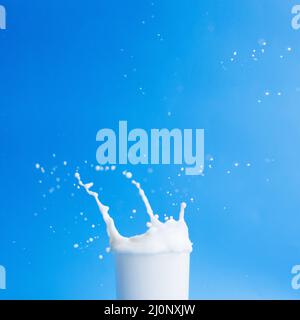 Verser le lait dans le verre . Haute qualité et résolution magnifique concept de photo Banque D'Images