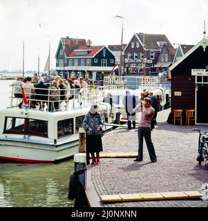 Vintage pays-Bas 1970s, couple de touristes d'âge moyen prenant des photos, Marken port, Waterland, pays-Bas du Nord, Europe, Banque D'Images