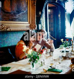 Vintage pays-Bas 1970s, couple d'âge moyen par déjeuner dans le restaurant de luxe, Marken, Waterland, pays-Bas du Nord, Europe, Banque D'Images