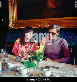 Vintage pays-Bas 1970s, couple d'âge moyen par déjeuner dans le restaurant de luxe, Marken, Waterland, pays-Bas du Nord, Europe, Banque D'Images