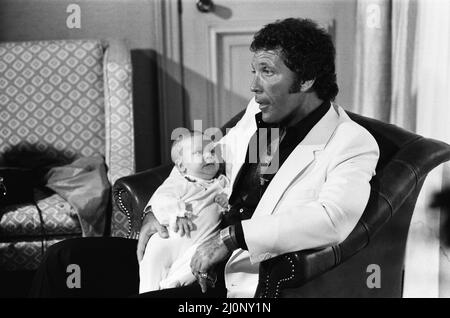 Tom Jones avec son petit-fils Alexander, âgé de onze mois, dans leur hôtel de Londres. 3rd septembre 1983. Banque D'Images