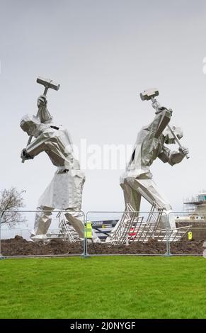 Port Glasgow, Écosse, Royaume-Uni, février 13th 2022, l'art de la sculpture de la construction navale a été érigé en hommage à l'histoire de la construction navale d'Inverclyde Banque D'Images