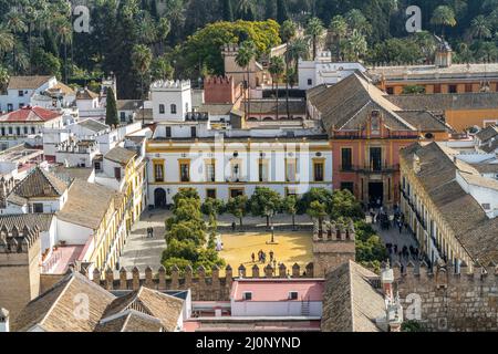 Blick von der Kathedrale auf den patio de Banderas und Königspalast Alcázar in Sevilla Andalusien, Espagnol | vue de la cathédrale sur le patio de Banderas A. Banque D'Images