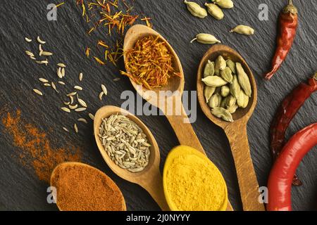 Vue de dessus épices indiennes avec cuillères en bois (1). Haute qualité et résolution magnifique concept de photo Banque D'Images
