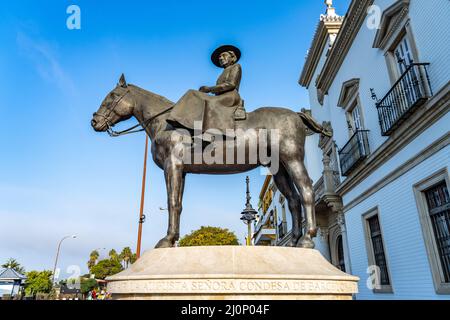 Reiterstandbild der Augusta Senora Condesa de Barcelona an der Stierkampfarena in Sevilla, Andalusien, Espagnol | statue équestre d'Augusta Senor Banque D'Images