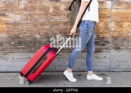 Vue latérale femme avec ses bagages. Haute qualité et résolution magnifique concept de photo Banque D'Images