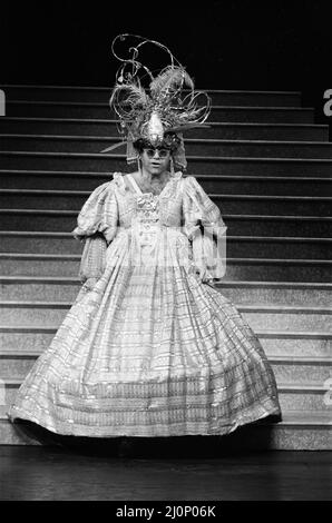 Elton John fait tomber la maison en chantant « il n'y a rien de tel qu'une Dame » dans un spectacle caritatif au Theatre Royal de Londres. 2nd décembre 1984. Banque D'Images