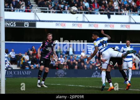 LONDRES, ROYAUME-UNI. 20th MARS Andre Gray de Queens Park Rangers arrive au poste avec un titre lors du match de championnat Sky Bet entre Queens Park Rangers et Peterborough au Kiyan Prince Foundation Stadium, Londres, le dimanche 20th mars 2022. (Crédit : Kieran Riley | INFORMATIONS MI) crédit : INFORMATIONS MI et sport /Actualités Alay Live Banque D'Images