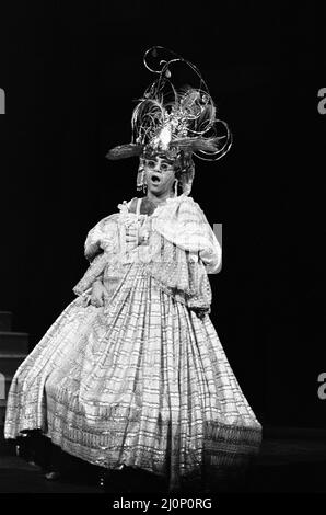 Elton John fait tomber la maison en chantant « il n'y a rien de tel qu'une Dame » dans un spectacle caritatif au Theatre Royal de Londres. 2nd décembre 1984. Banque D'Images