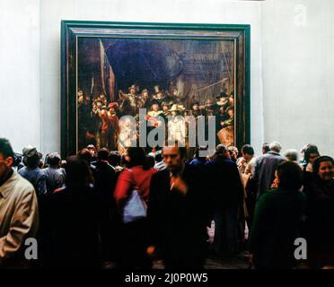 Vintage Amsterdam 1970s, visiteurs au Rijksmuseum, tableau de nuit par Rembrandt van Rijn, Hollande, pays-Bas, Europe, Banque D'Images