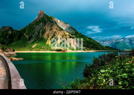 Le lac Spullersee un lac de haute montagne dans le Vorarlberg Banque D'Images